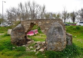 El horno de cal del siglo XIX, en la Cruz Cubierta, en un estado ruinoso.