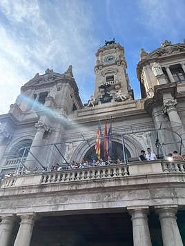 El balcón del Ayuntamiento durante la mascletà de este lunes