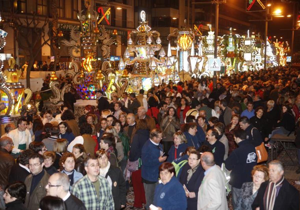 Las gaiatas desfilan por la calle Rei en Jaume de Castellón en la tradicional Encesa, como homenaje a estos monumentos de luz, en una imagen de archivo.