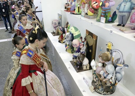 Imagen secundaria 1 - Unos visitantes posando junto al artesano de Almirante; Paula Nieto y su corte en la Exposición del Ninot y escena de Convento.