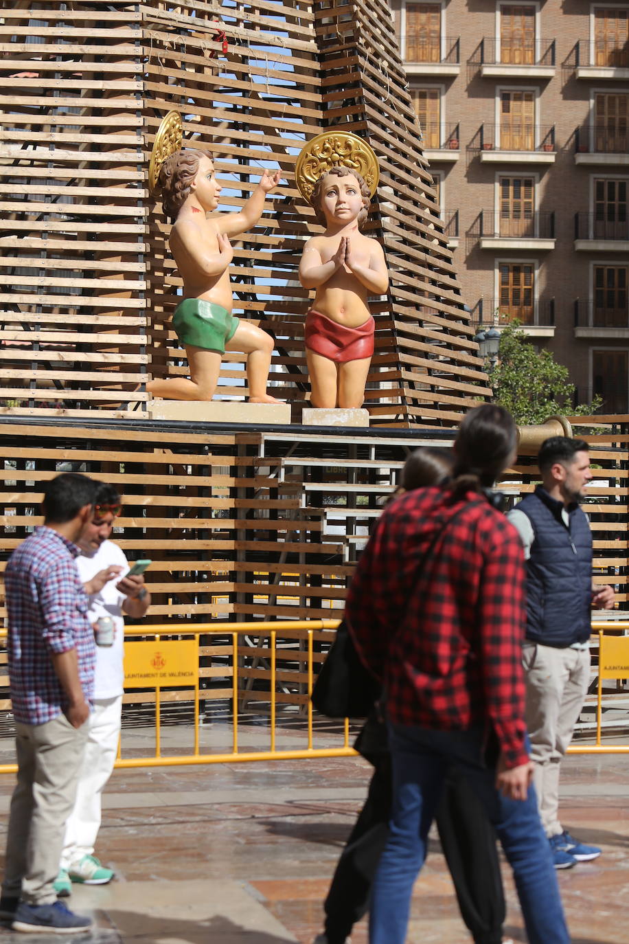 Desperfectos en la estructura para la Ofrenda a la Virgen de los Desamparados