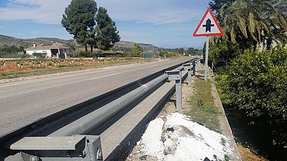 Retiran un jabalí atropellado tras pasar tres meses olvidado en un arcén