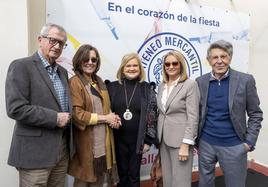 Manuel Colonques y Delfina Sanz, Jorge García y su mujer, junto a Carmen de Rosa.