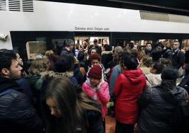 Metro de Valencia repleto en Fallas.