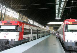 Trenes Cercanías en la estación del Norte.