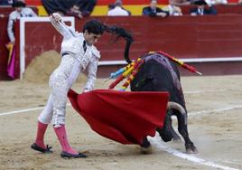 Álvaro Alarcón, con uno de los toros que le tocó en suertes.