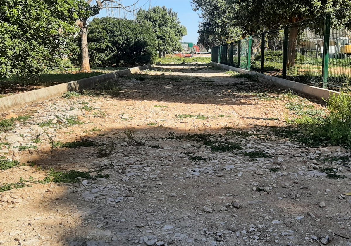 Imagen del parque del Carrer Trinquet, donde se observa que el parque está intransitable.