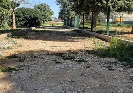 Imagen del parque del Carrer Trinquet, donde se observa que el parque está intransitable.