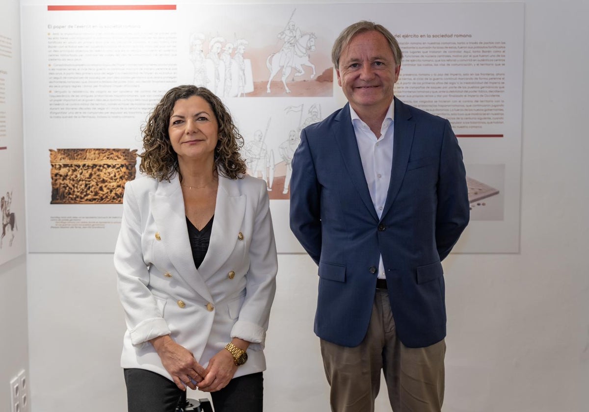 Mar Beltrán y Juan Carlos Moragues, en una de las salas del MAGa de Gandia.