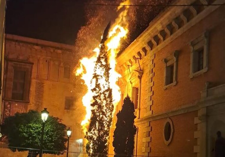 Un incendio por un petardo desata la alarma al amenazar la sede histórica de la Universitat