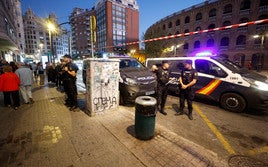 Refuerzo policial contra las peleas callejeras en el entorno de la Plaza de Toros de Valencia.