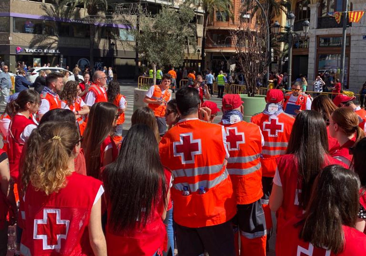 Equipo de la Cruz Roja mientras distribuye los equipos.