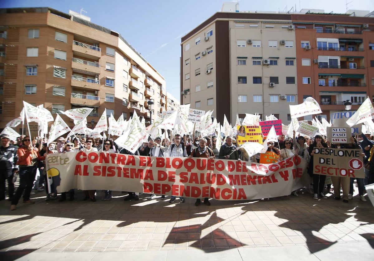 Un momento de la manifestación ante las puertas de la conselleria.