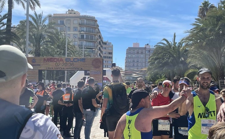 Imagen principal - En meta los voluntarios y gente de la organización se esforzaba por atender a los corredores que llegaban aún ajenos a la tragedia.