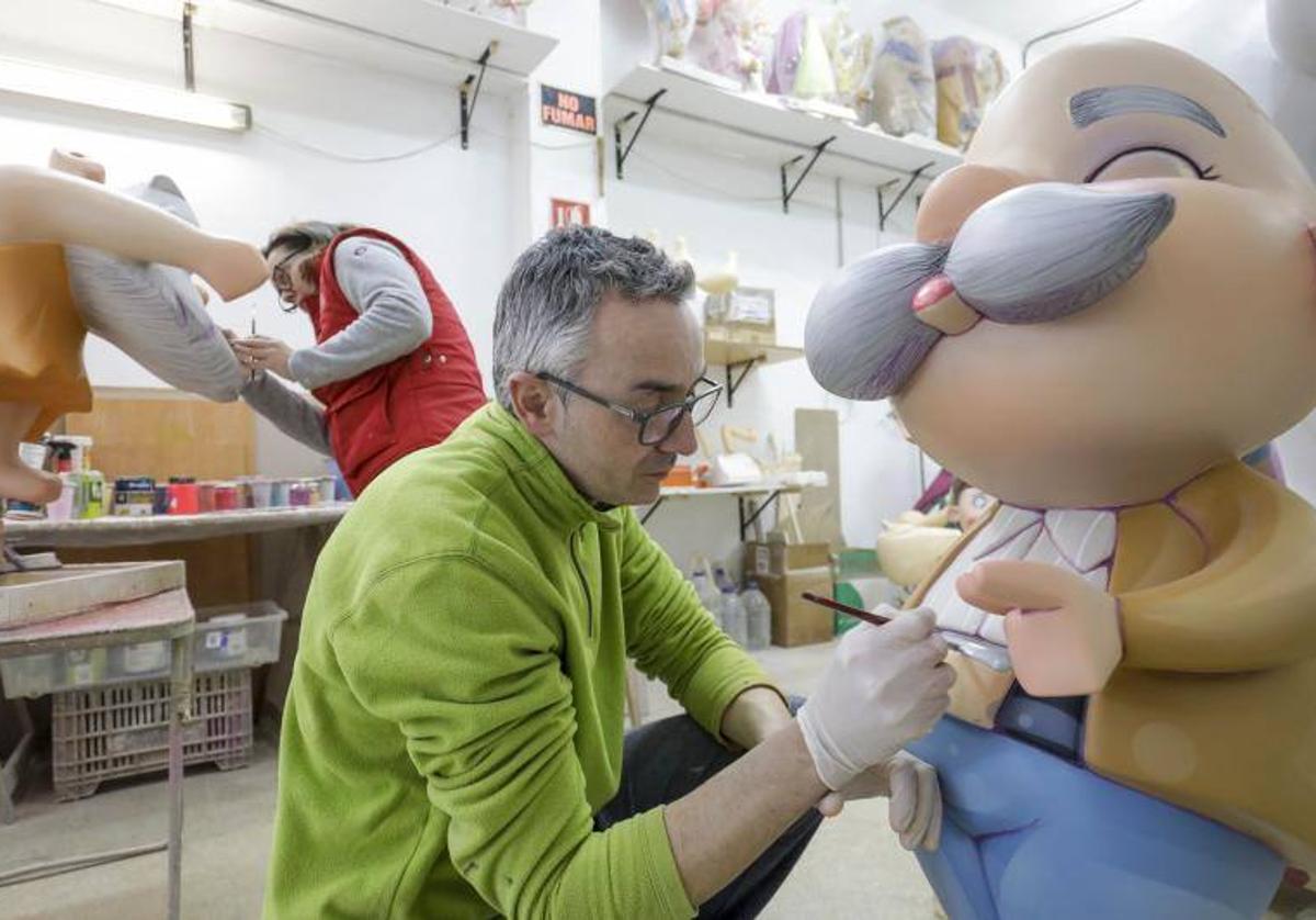 Angel Navarro, artista fallero de fallas infantiles.