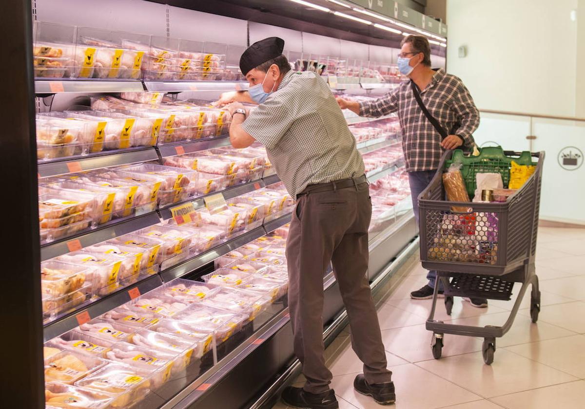 Un empleado revisa los productos en un supermercado de Mercadona.