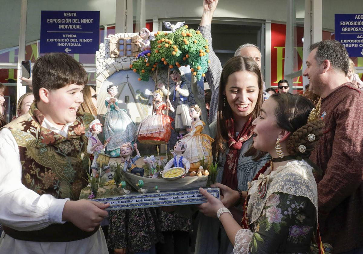 Los representantes de la falla Almirante Cadarso-Conde Altea, con el ninot indultat infantil de 2023.