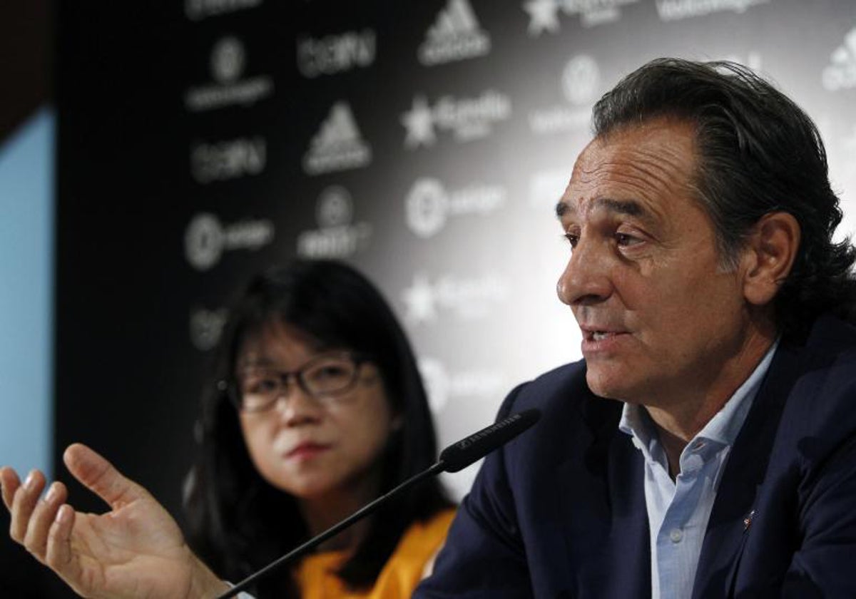 Prandelli habla en su presentación, atendido por Layhoon Chan.