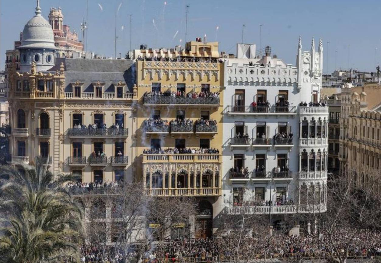 Balcones de la plaza y público debajo