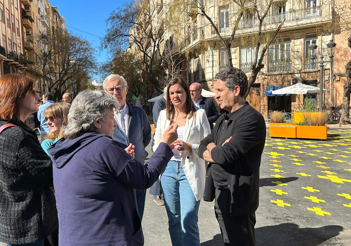 Varios vecinos se dirigen a Ribó y Gómez durante la inauguración de la 'supermanzana' de Petxina.