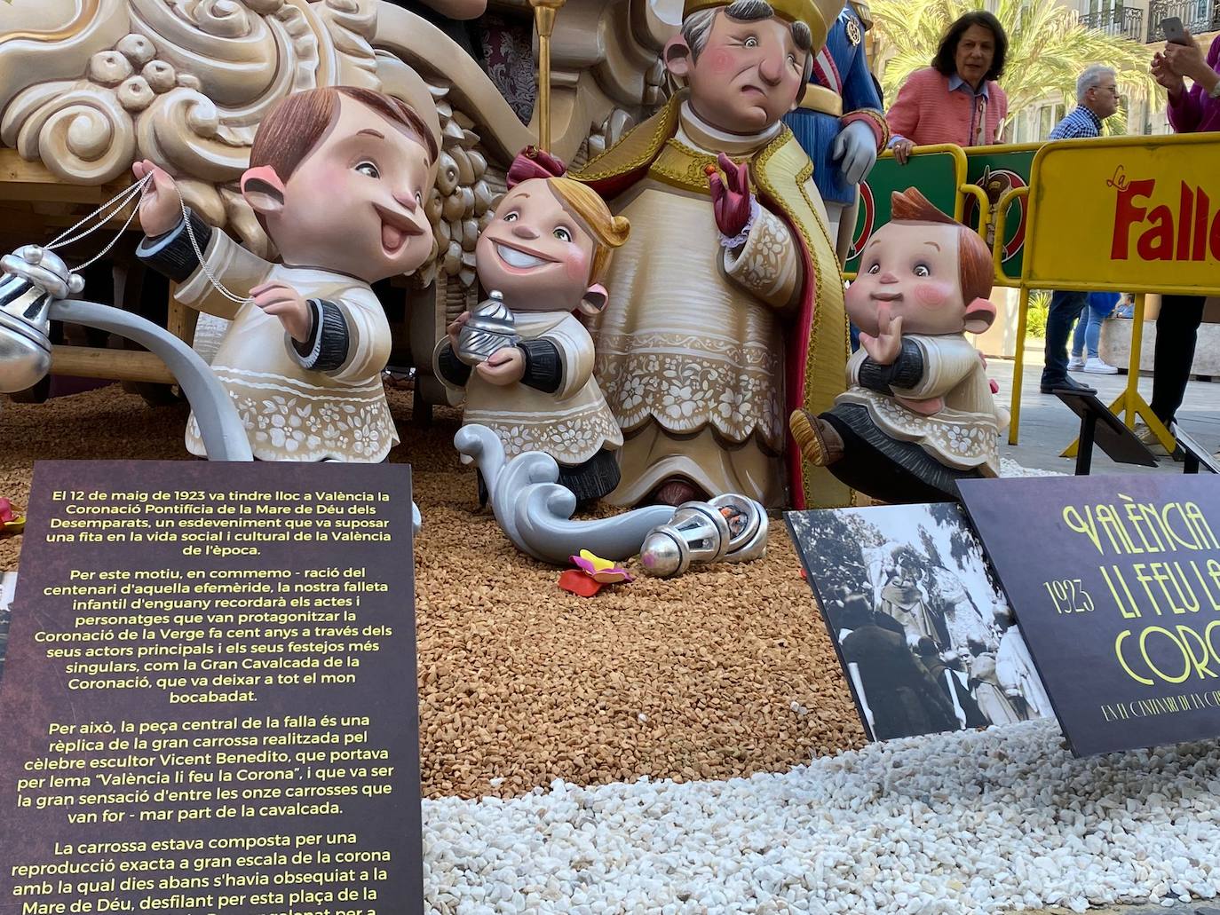 Falla infantil de la Plaza de la Reina dedicada al centenario de la Virgen de los Desamparados