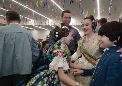 Imagen secundaria 1 - Celebraciones en el casal, y Esther Bendicho con su prima Daniela Segura, corte infantil, y Francisco Segura, presidente de Convento. 