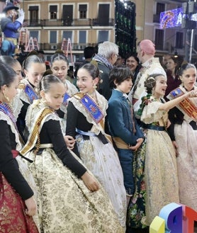 Imagen secundaria 2 - Visita de Paula Nieto (FMIV 2023) y su corte, a la falla Convento Jerusalén. 