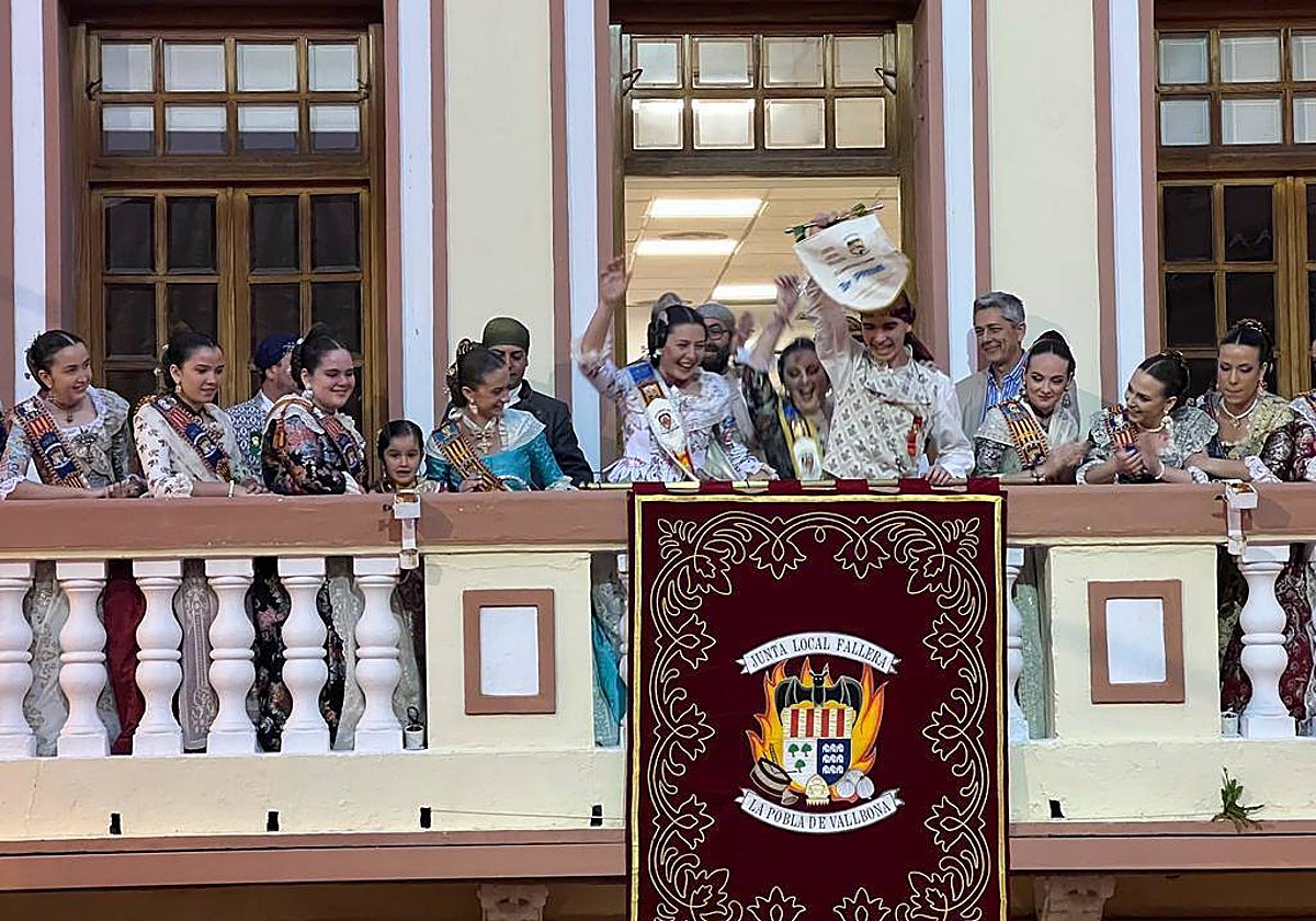 Los vencedores, exultantes.