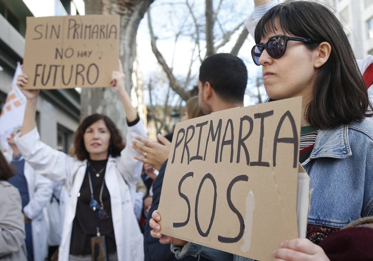 Concentración de médicos frente a la Conselleria de Sanidad.