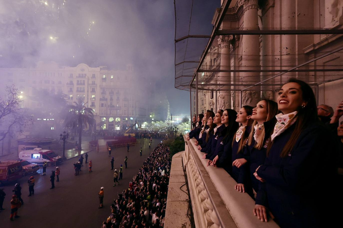 Una espectacular Alba de les Falles en la plaza del Ayuntamiento