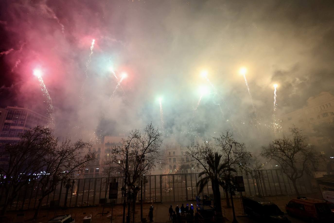 Una espectacular Alba de les Falles en la plaza del Ayuntamiento