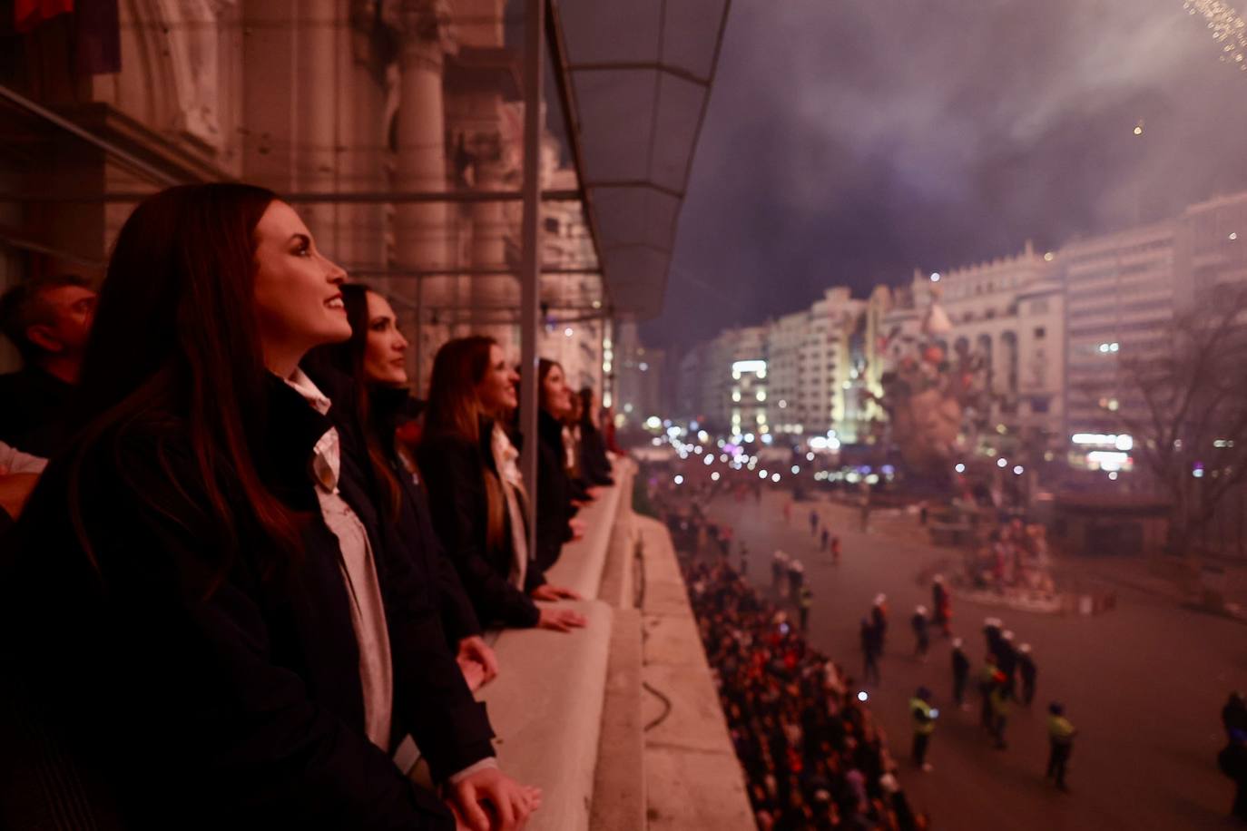 Una espectacular Alba de les Falles en la plaza del Ayuntamiento