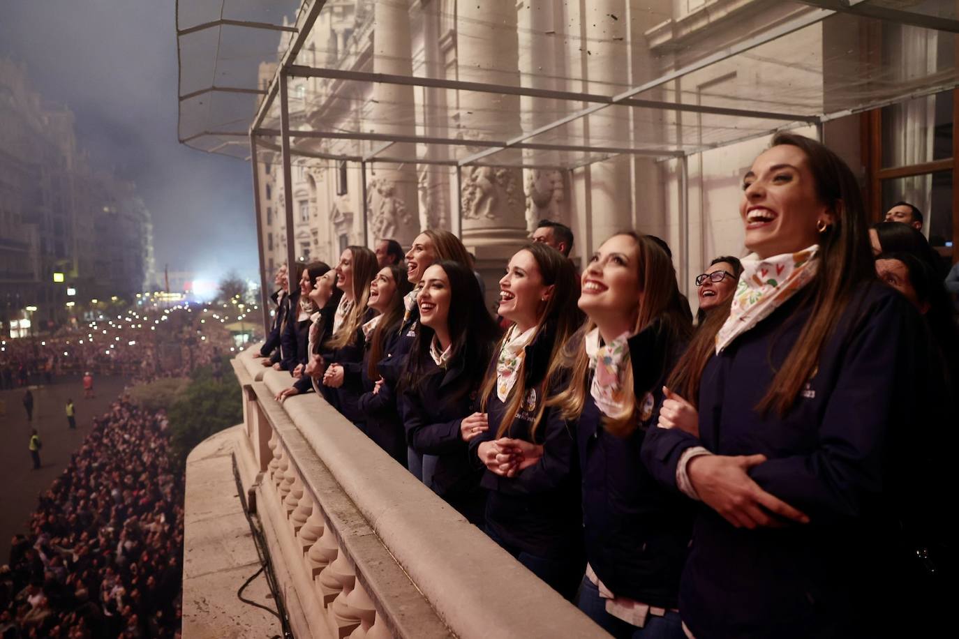 Una espectacular Alba de les Falles en la plaza del Ayuntamiento