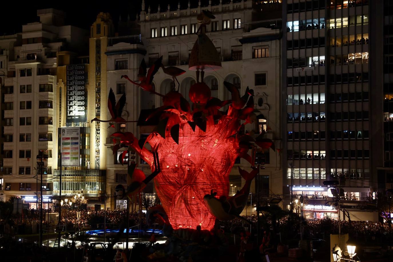 Una espectacular Alba de les Falles en la plaza del Ayuntamiento