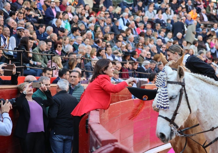 La primera vez que dos mujeres protagonizan la entrega de las llaves de la plaza.