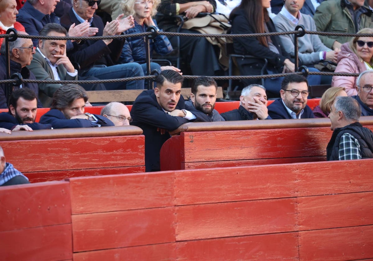 Dani Ceballos y Nacho, jugadores del Real Madrid, en la barrera.