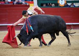 Paco Ureña toreando a su segundo toro, un sobrero de Montalvo, al que cortó una oreja.