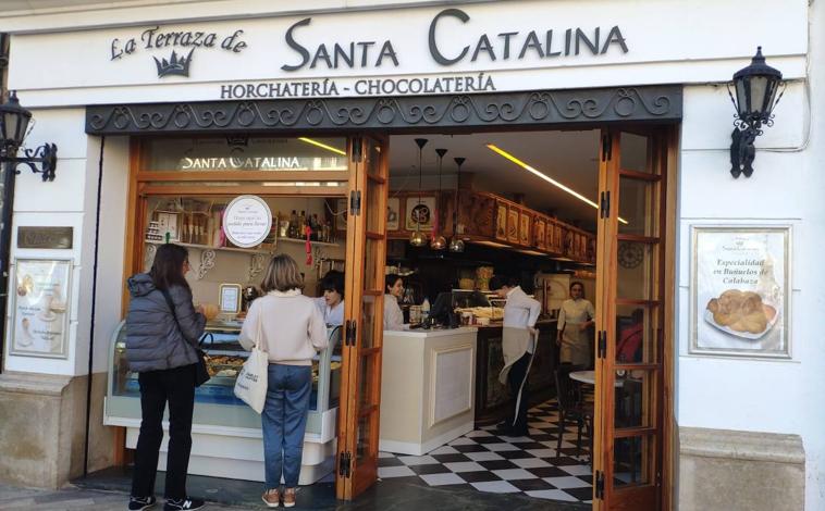 Imagen principal - La Terraza de Santa Catalina, uno de los locales más tradicionales del centro de Valencia.