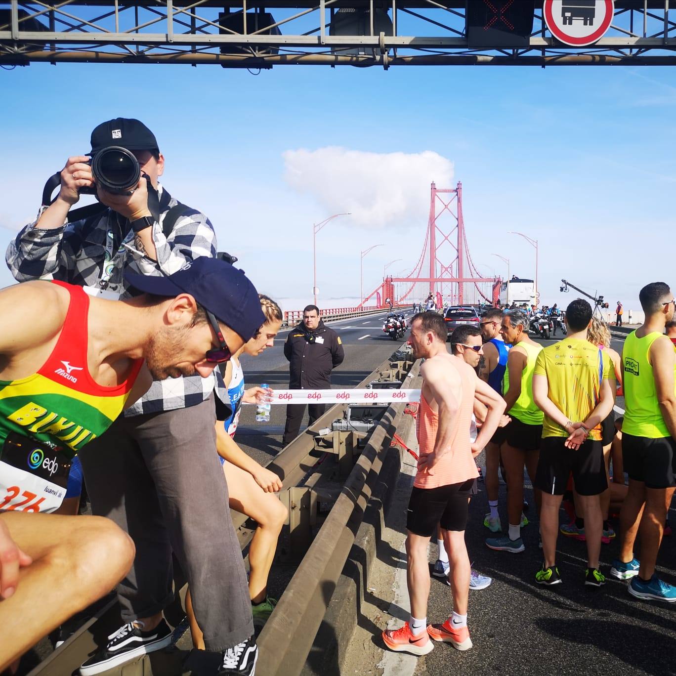 Imagen principal - Impresionante media maratón en Lisboa, sin cabeza y a lo loco