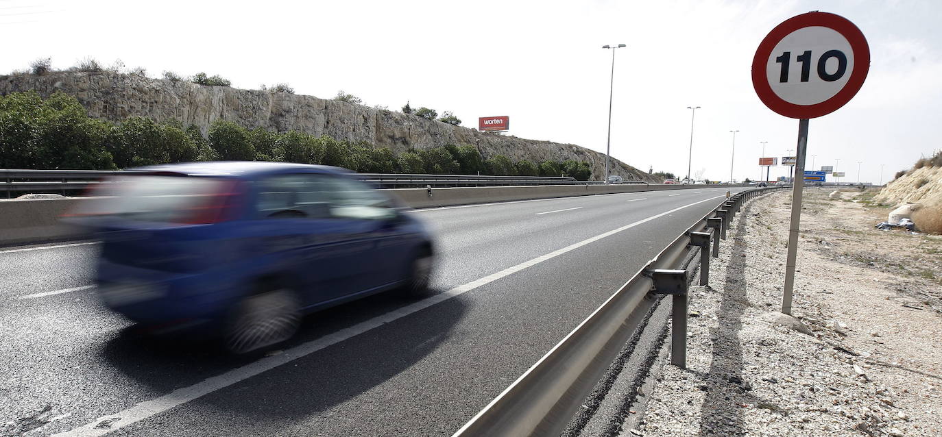 Detenido un hombre tras permanecer en mitad de la calzada y golpear a los vehículos en Elche