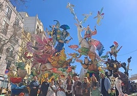 Miembros del jurado de la sección Especial, en la visita a la falla Expsoición-Micer Mascó.