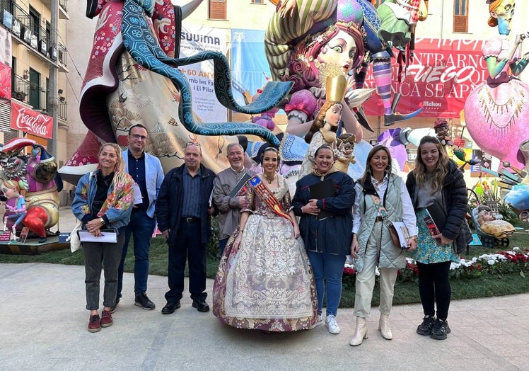 Visita del jurado a la falla El Pilar.