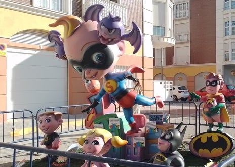 Imagen secundaria 1 - Arriba, monumento grande de comisión Cid-Plaza Trinitat; en medio la infantil de Passeig-Carenal Serra y abajo la infantil de Cid-Trinitat.