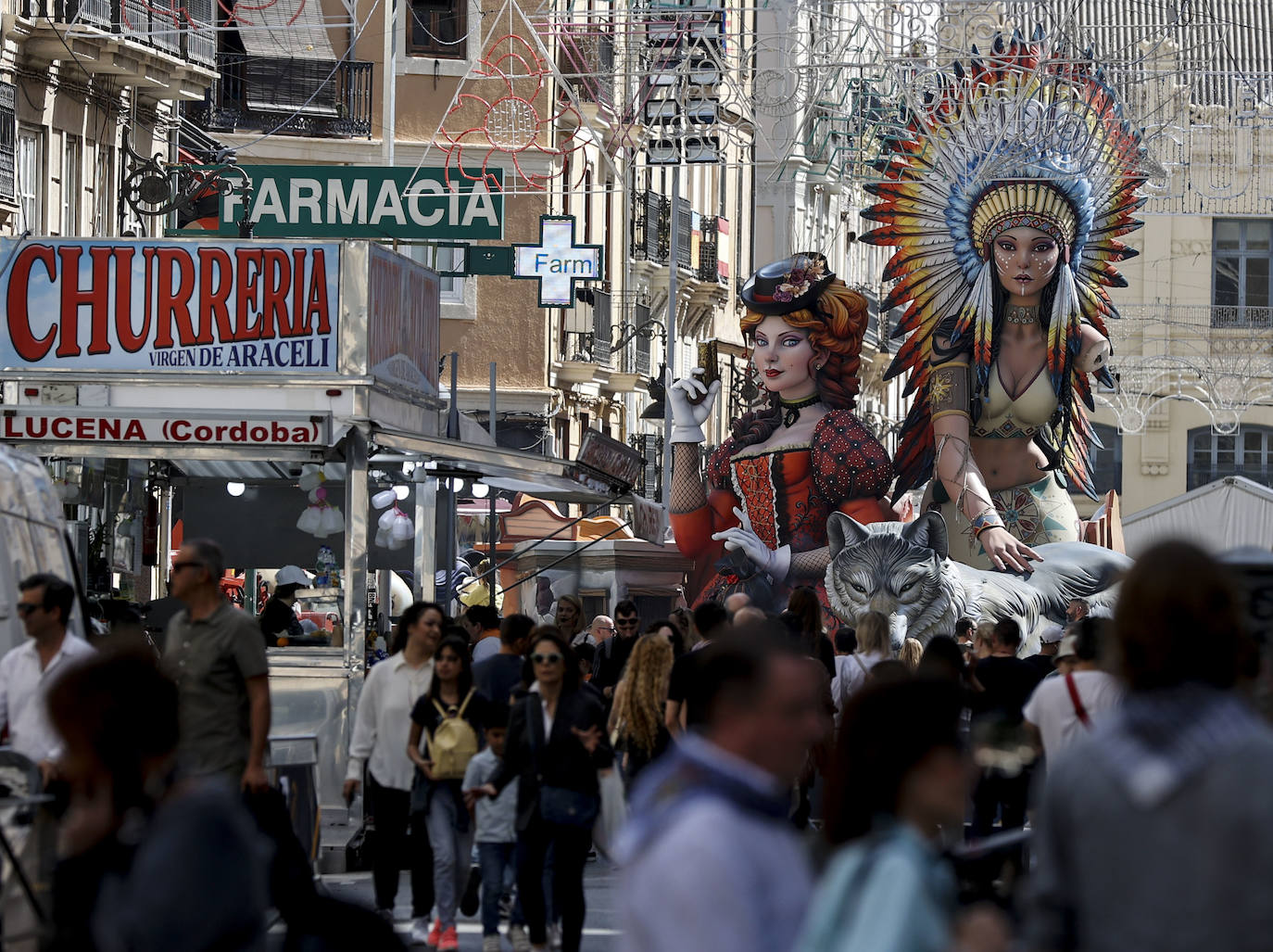 Una Valencia a rebosar vive las Fallas 2023