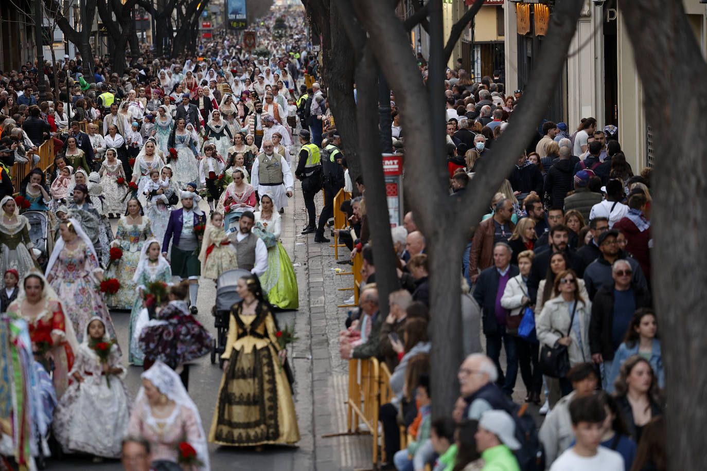 Búscate en la Ofrenda de las Fallas 2023: viernes 17 de marzo