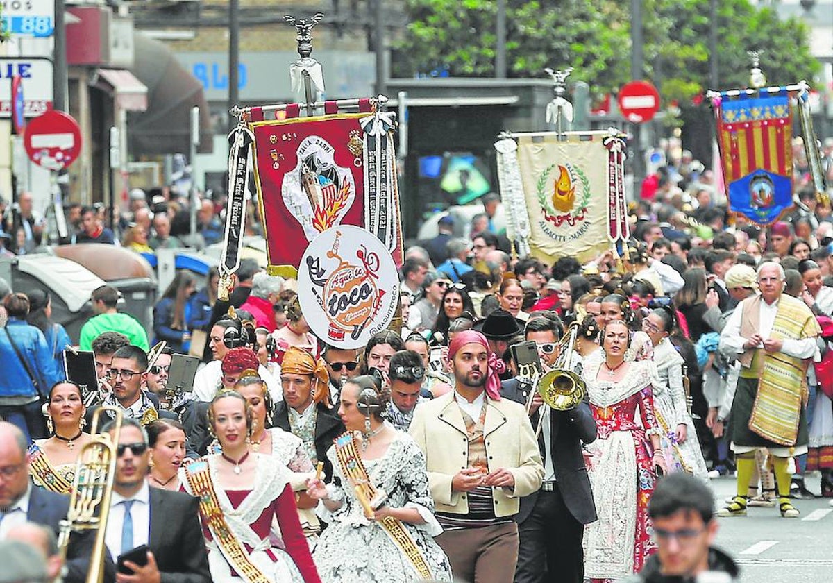 Las comisiones desfilan hacia la entrega de premios, este viernes.