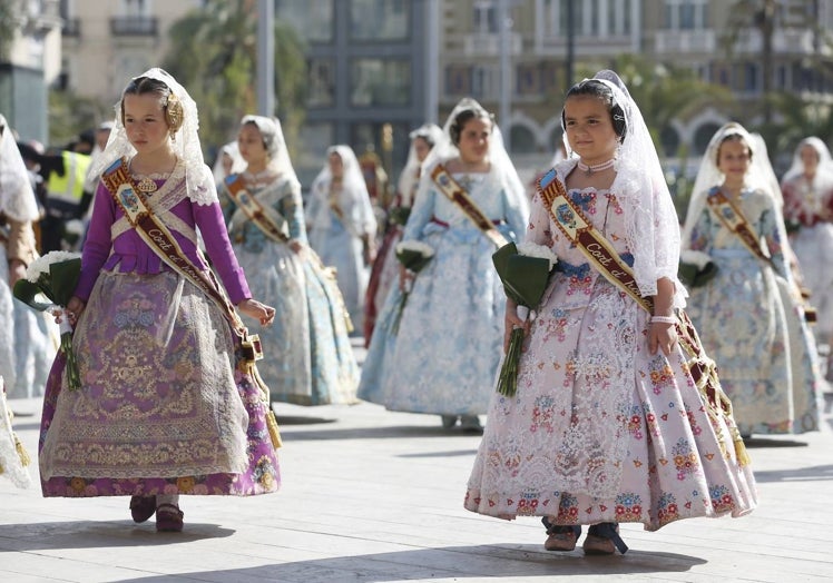 Desfile de falleras en dirección a la Ofrenda.