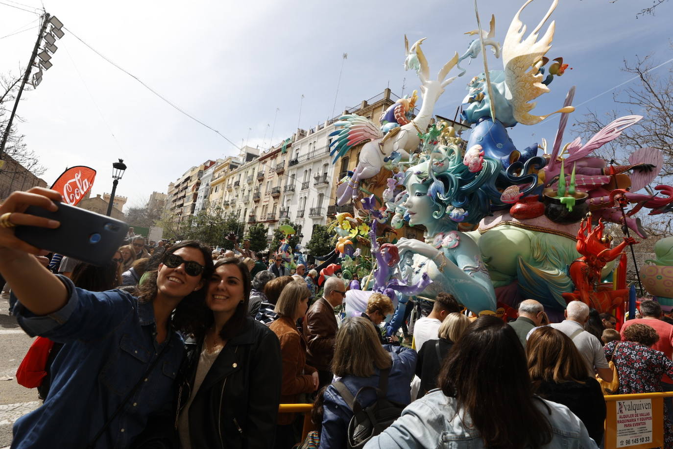 El público no se pierde el primer premio de las Fallas 2023