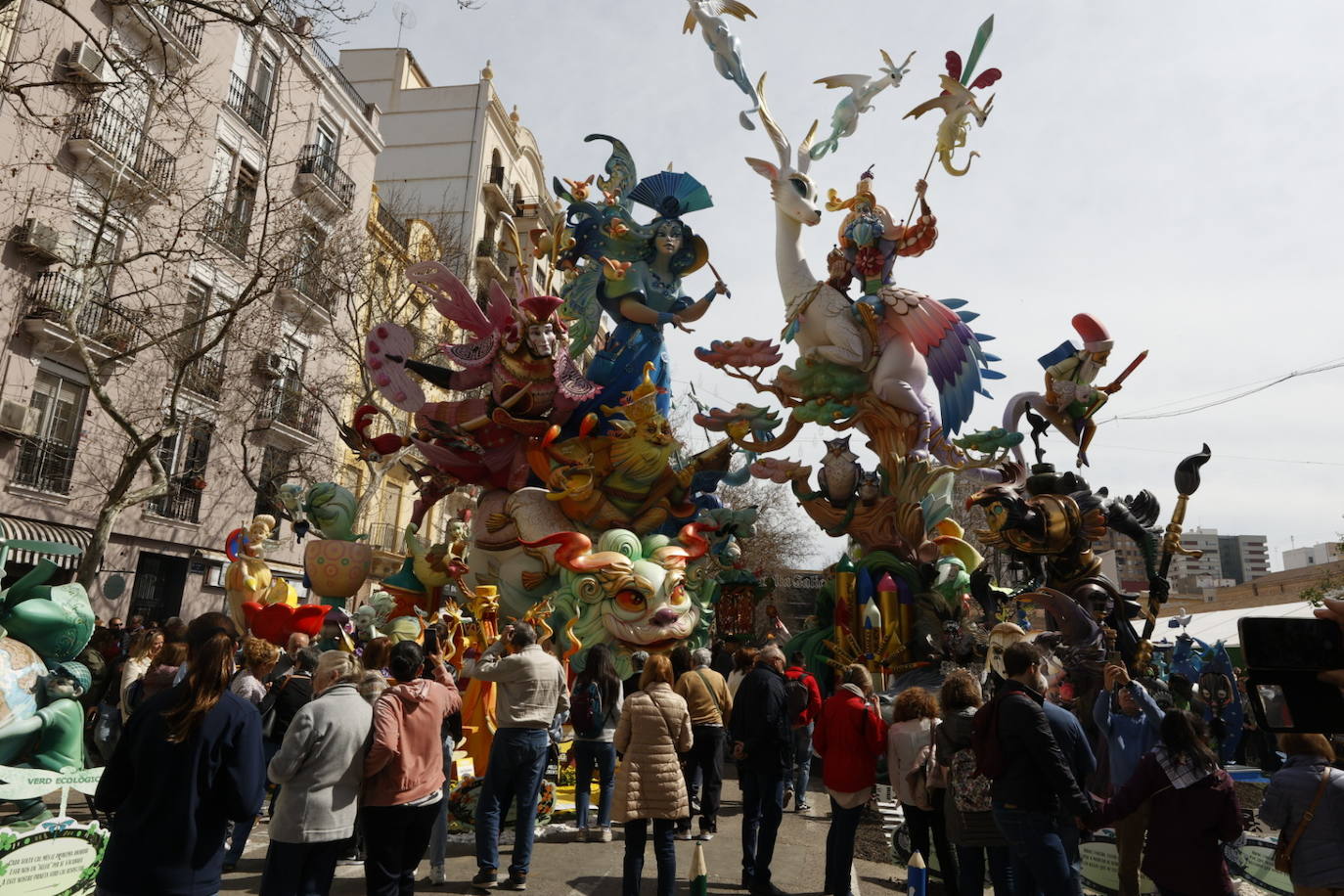 El público no se pierde el primer premio de las Fallas 2023