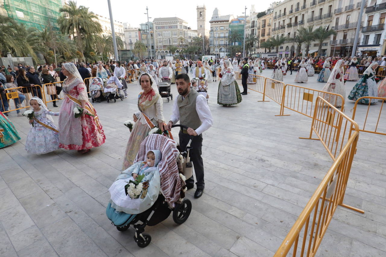 Los falleros desfilan por la Plaza de la Reina en la Ofrenda de las Fallas 2023